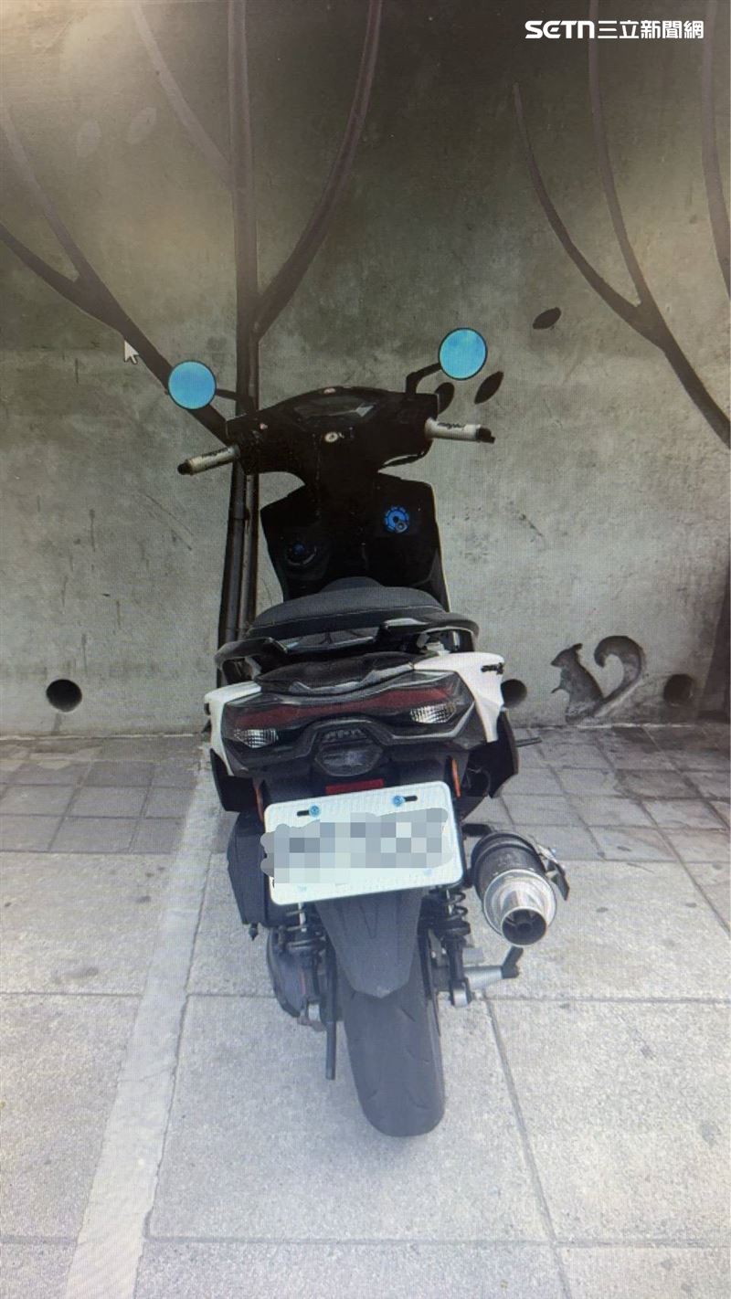 黃金海岸附近發現二人騎乘的機車,已經停放長達18小時,警方立即通報消防、海巡協尋。(圖/民眾提供)