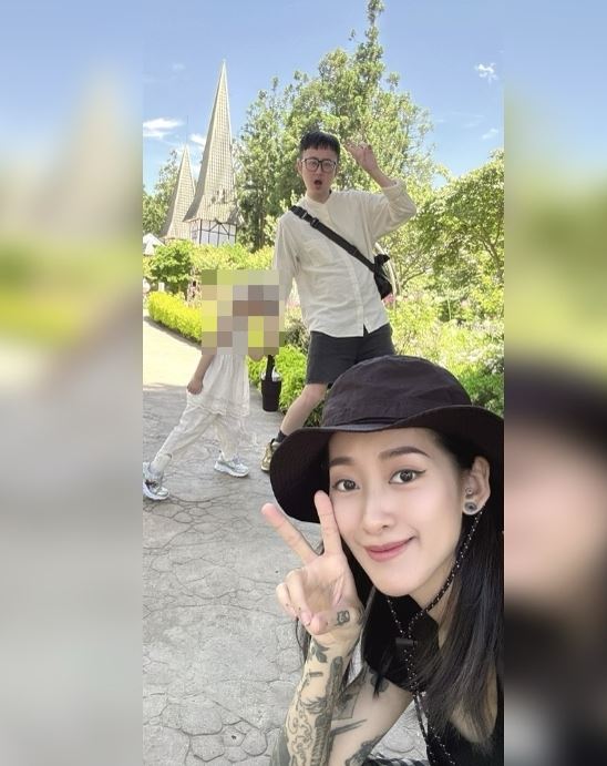 泛舟哥和老婆、女兒合照。(圖/翻攝自IG)