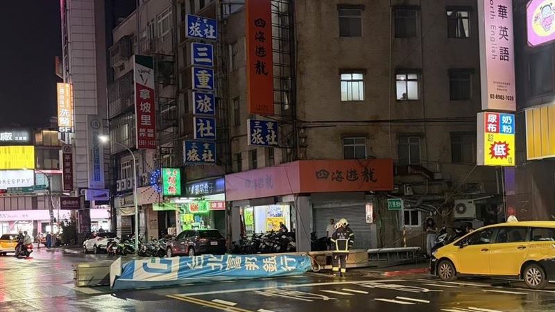 新市三重正義北路，驚傳富邦銀行大型招牌，不明原因掉落於道路上。（圖／翻攝畫面）