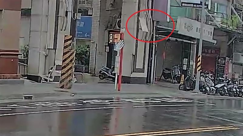 大樓壁磚被強風吹落。(圖/翻攝畫面)