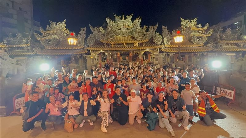 電影《農曆三月二十三》重回當初拍片的取景地雲林北港朝天宮,盛大舉辦「放電影給媽祖看」特映會。(圖/壹捌玖伍電影公司提供)