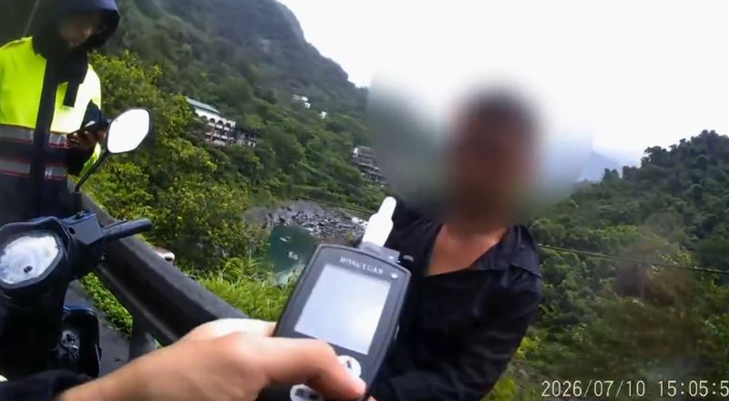 江男趁颱風天犯案,不但偷竊機車還被發現酒駕,全案依涉嫌竊盜、公共危險罪嫌送辦。(圖/翻攝畫面)