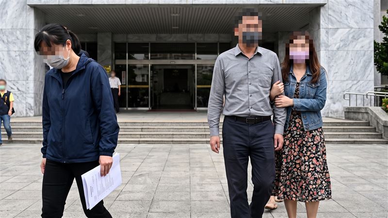 人妻發現丈夫跟小三偷情,憤而提告求償,獲賠20萬元,可上訴。(示意圖/AI生成)