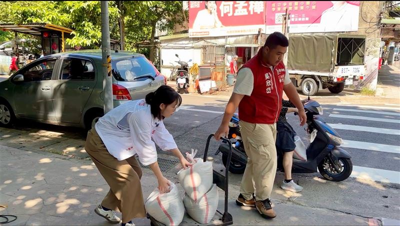 吳欣岱回應,沒戴手套確實是我們勞動經驗不足的疏忽,她也說,沒有佔用任何一包公家物資,純粹是用民間的力量,去補上市府漏掉的破洞。(圖/翻攝自吳欣岱臉書)