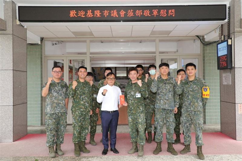 童子瑋前往基隆後指部發放加菜金,其父率領的慶安宮也捐贈二十萬元協助改善官兵生活環境。(圖/翻攝自童子瑋臉書)