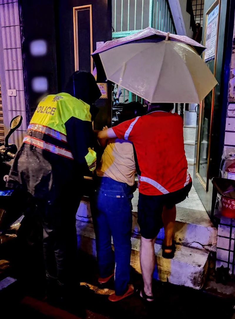 巴威颱風夜老婦迷途街頭,永和警暖心護送返家。(圖/永和分局提供)
