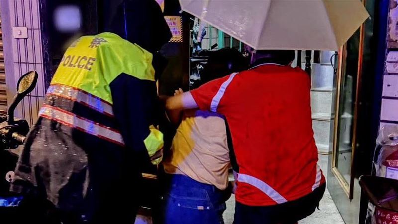 巴威颱風夜老婦迷途街頭 警暖心護送返家