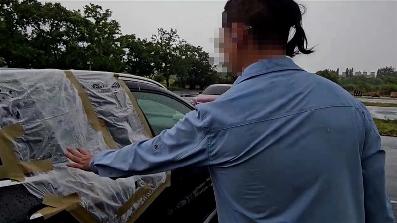 王先生看到貼文後前往察看,發現雨水不斷打進車內,隨即以塑膠袋和膠帶協助「封窗」。(圖/翻攝畫面)