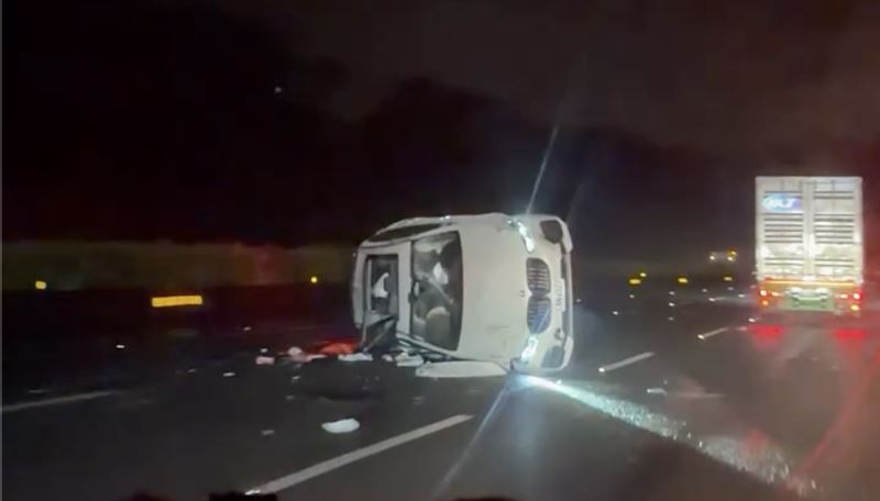 BMW轎車疑似失控翻覆,橫跨占據了主線兩個車道。(圖/翻攝自Threads @weiiiiii_y.t)