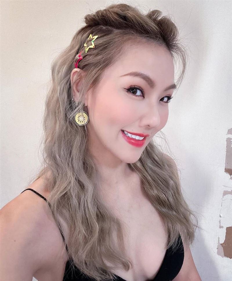 劉雨柔曾在節目自爆,自己熱戀時曾因男友一句話,颱風深夜冒著風雨一路開車南下,只為見對方一面,戀愛故事再次掀起討論。(圖/翻攝自劉雨柔IG)