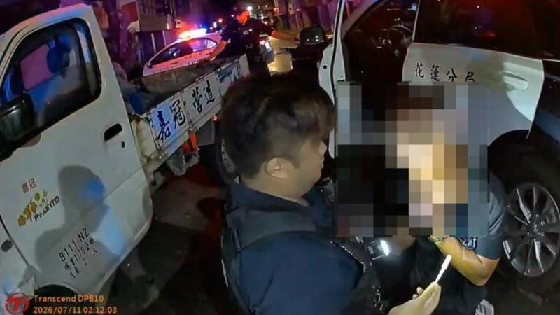 張男駕駛偷來的小貨車,拒檢加速逃逸,遭警方圍捕落網,唾液篩檢毒品陽性反應。(圖/翻攝畫面)
