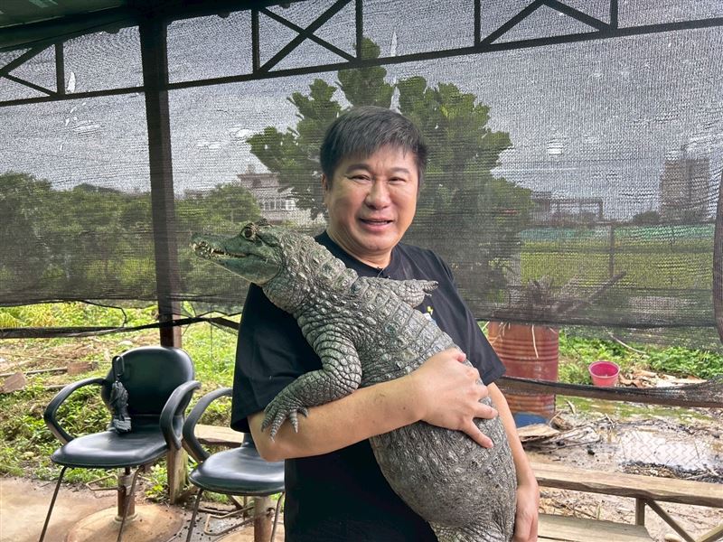 胡瓜更親自體驗抱著重達十多公斤的鱷魚。(圖/《下面一位》提供)