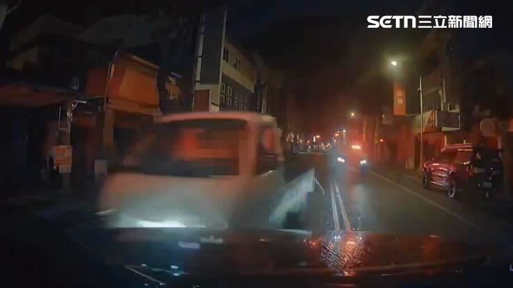 花蓮張男毒駕行駛贓車還拒檢逃逸,最後撞上警車狼狽遭逮。(圖/翻攝畫面)