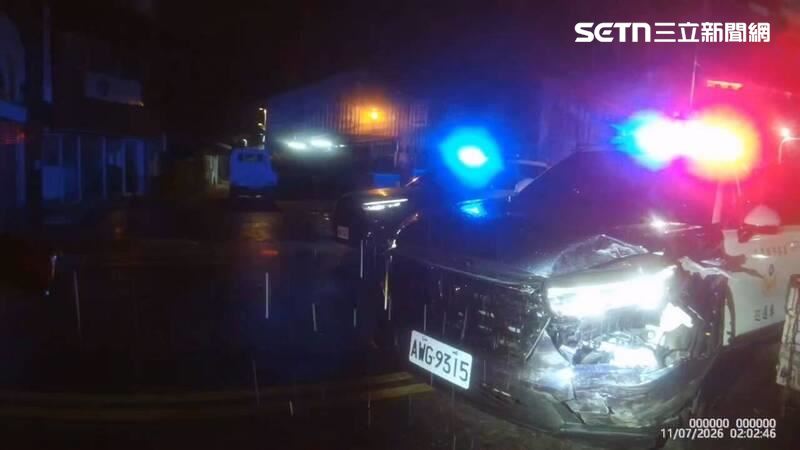 花蓮張男毒駕行駛贓車還拒檢逃逸,最後撞上警車狼狽遭逮。(圖/翻攝畫面)