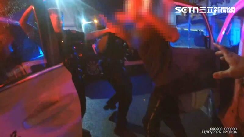 花蓮張男毒駕行駛贓車還拒檢逃逸,最後撞上警車狼狽遭逮。(圖/翻攝畫面)