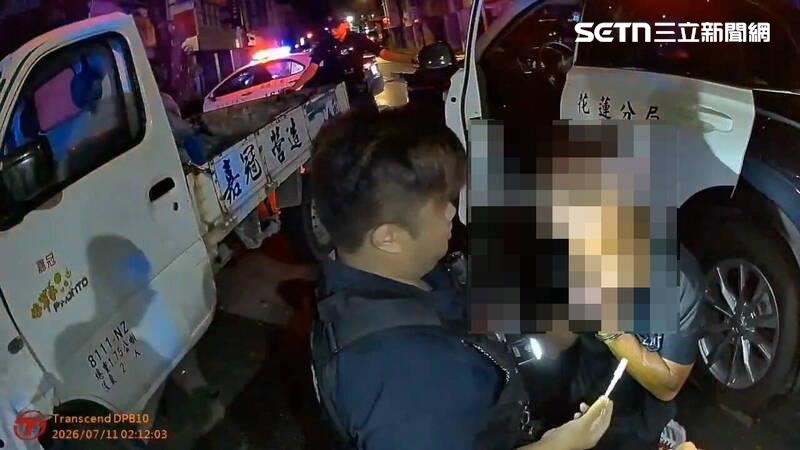 花蓮張男毒駕行駛贓車還拒檢逃逸,最後撞上警車狼狽遭逮。(圖/翻攝畫面)