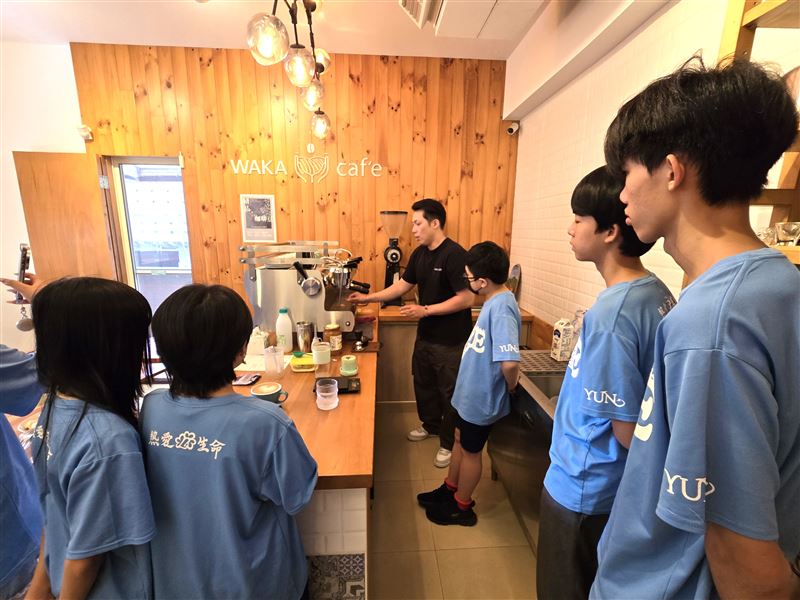 WAKA咖啡全額提供場地、材料，並請集團內的專業咖啡師進行教學。（圖／翻攝畫面）