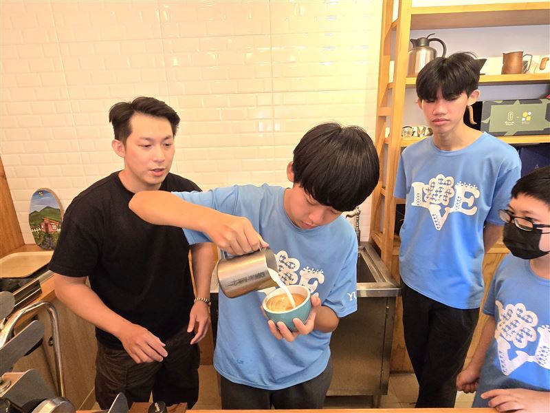 咖啡師林祐任教孩子們學習拉花等技巧。（圖／翻攝畫面）