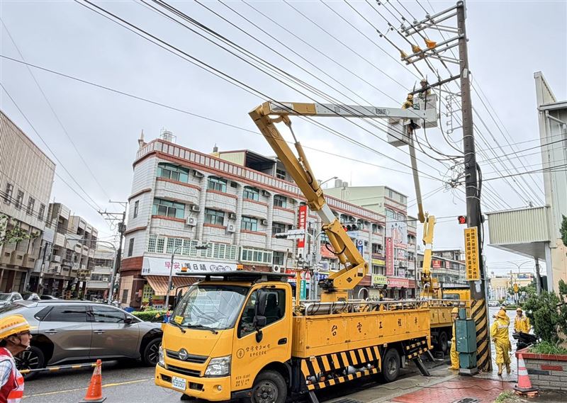 台電台中區處投入293人員進行搶修工作。(圖/翻攝畫面)