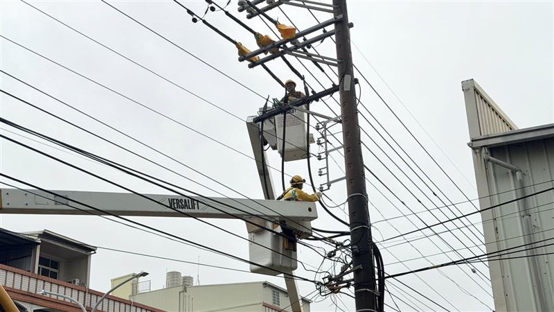 台中地區目前尚餘3181戶停電中,台電人員積極搶修中。(圖/翻攝畫面)