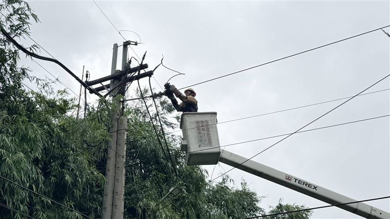 新/巴威襲台中!2.3萬戶大停電陷黑暗