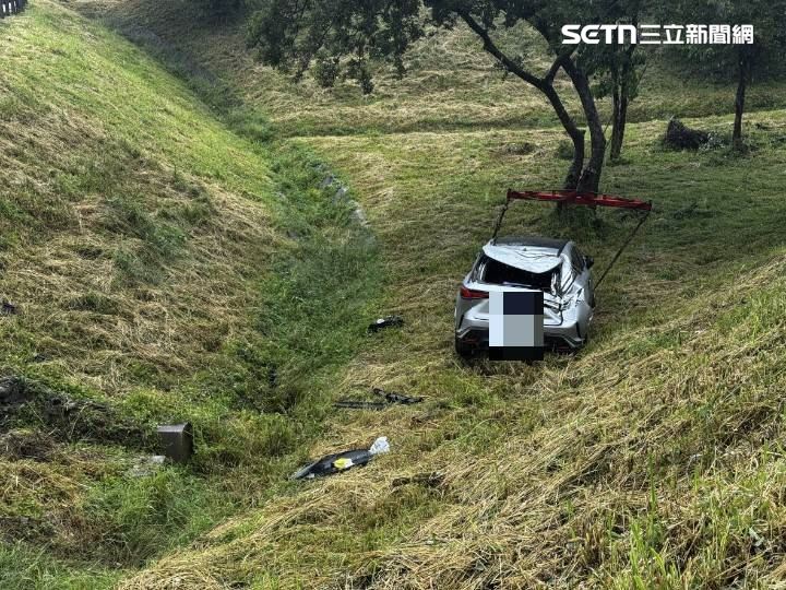 颱風巴威襲台,台中風強雨驟,國道1號大雅路段發生車輛衝落邊坡事故。(圖/翻攝畫面)