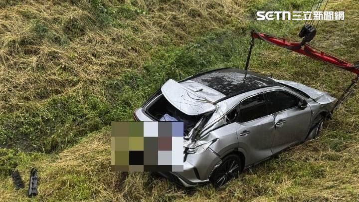 巴威襲台風雨交加!國1轎車自撞衝落邊坡