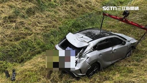 巴威襲台風雨交加！國1轎車自撞衝落邊坡