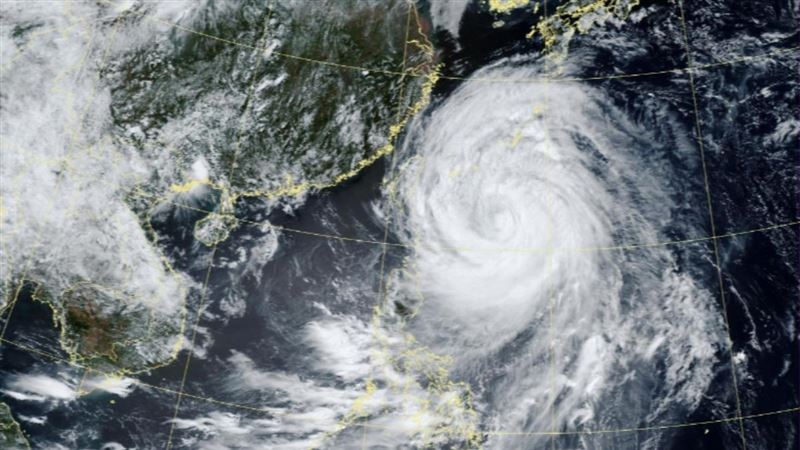 颱風巴威逐漸逼近中國。　（圖／翻攝自中央氣象署）