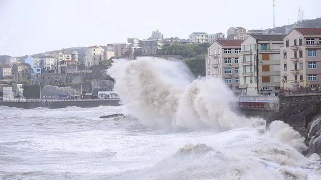 巴威來勢洶洶　浙江臨海戒備高架橋停滿車