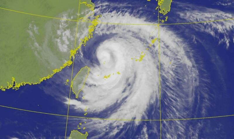 巴威颱風狂掃日本沖繩，再由台灣東北外海通過朝西北方往中國福建、浙江海岸奔去。（擷取自中央氣象局網站）