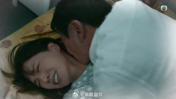 李家鼎對陳煒霸王硬上弓。(圖/翻攝自微博)