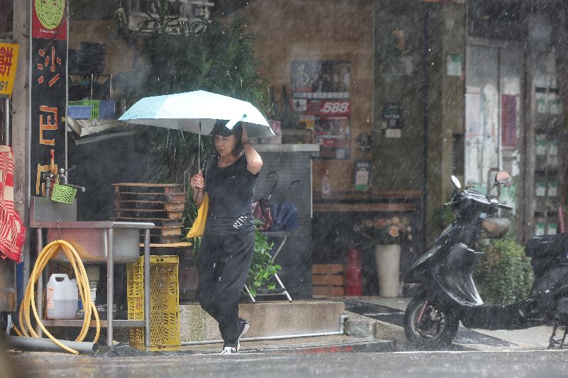 中央氣象署表示,颱風巴威暴風圈進入台中以北、南投、東半部陸地,11日白天降雨最猛烈。台北市區白天風雨間歇,內湖區有民眾冒雨外出