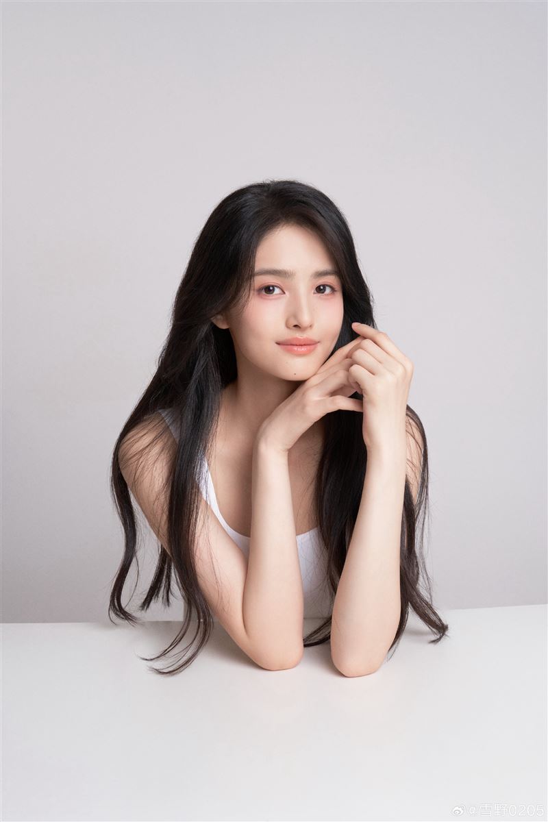 雪野是繼林允之後,周星馳時隔8年再度力捧新人擔任女主角。(圖/翻攝自微博)