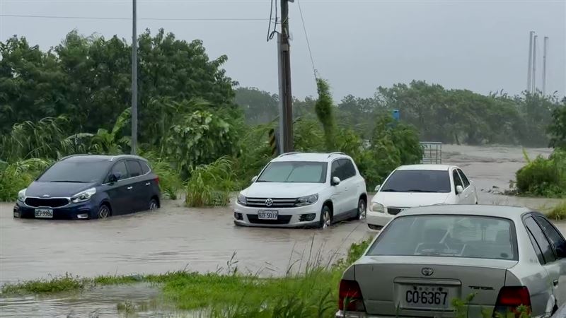 新竹頭前溪水暴漲,堤外左岸停車場的車輛慘遭水淹。(圖/翻攝畫面)