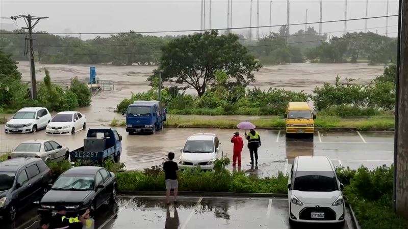 新竹頭前溪水暴漲,堤外左岸停車場的車輛慘遭水淹。(圖/翻攝畫面)