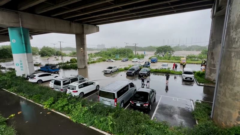 新竹頭前溪水暴漲,堤外左岸停車場的車輛慘遭水淹。(圖/翻攝畫面)