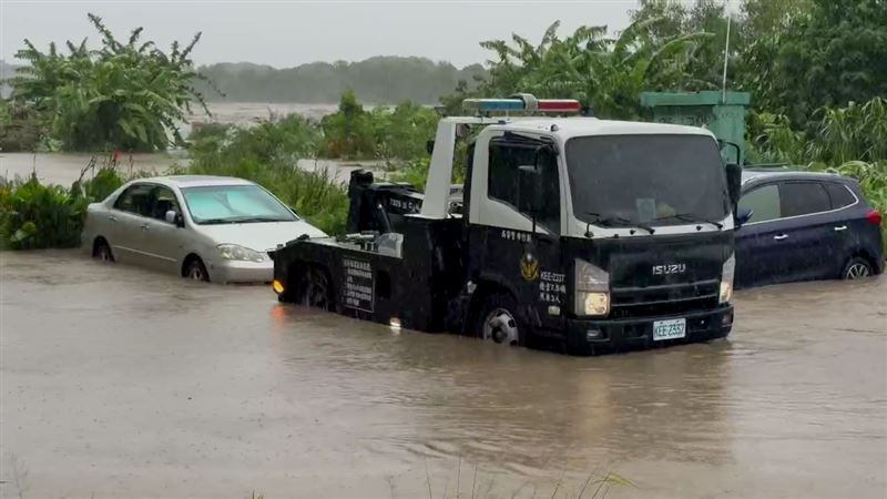 拖吊車到場待命。(圖/翻攝畫面)