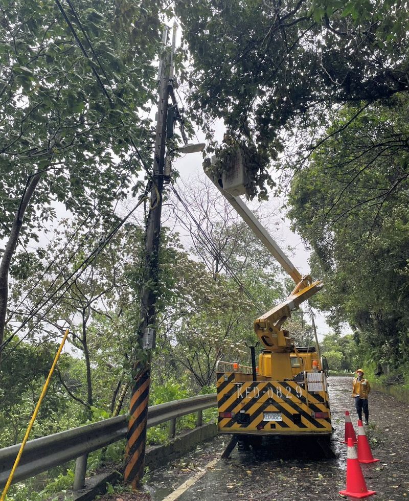 台電台北南區營業處表示，停電主要集中於新店、烏來、石碇、坪林山區與土城、中和區，已全面動員搶修。（台電台北南區營業處提供）