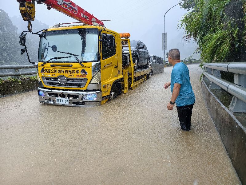 颱風巴威帶來風雨,苗栗縣泰安鄉重要聯外道路苗62線11日積淹水嚴重,部分路段水深過膝,有車輛通過時拋錨;也有泡湯客因道路受阻只能暫時滯留飯店