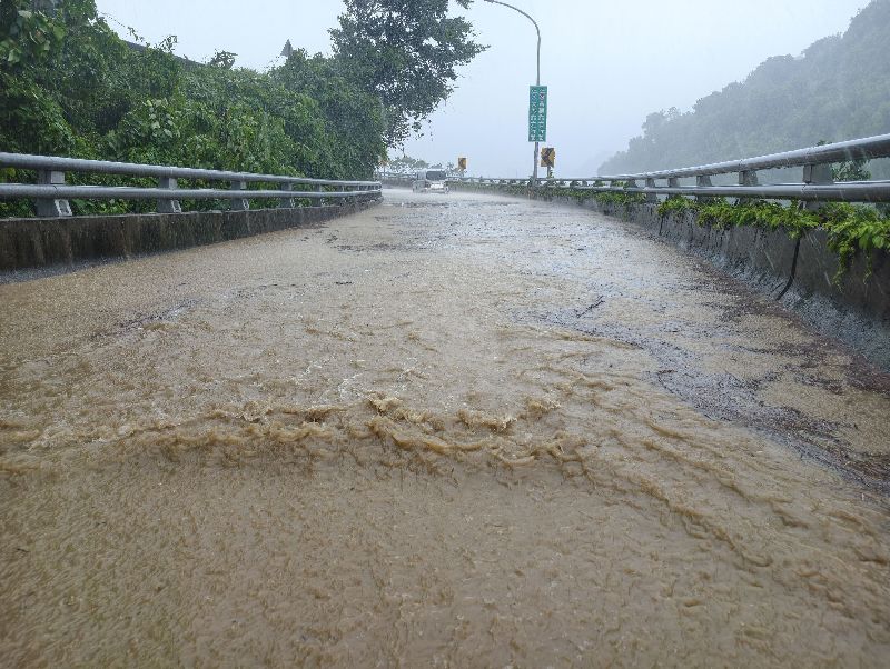 颱風巴威帶來風雨，苗栗縣泰安鄉苗62線積淹水嚴重，部分路段水深及膝，有車輛通過時當場拋錨受困