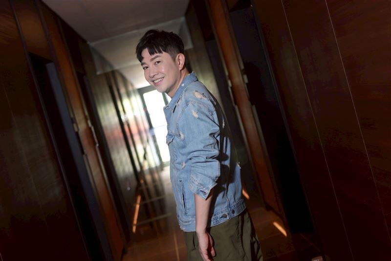 51歲的李明川現在選擇與憂鬱症共存。(圖/記者鄭孟晃攝影)