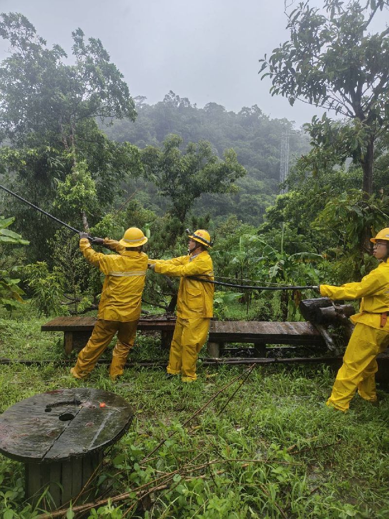 颱風巴威一度造成基隆與新北部分地區約1.6萬戶停電，台電基隆區營業處獲報後全力動員搶修，截至11日下午4時，針對受影響戶數已恢復9成供電。圖為搶修人員冒風雨合力重建電桿及拉線等。（台電基隆區營業處提供）