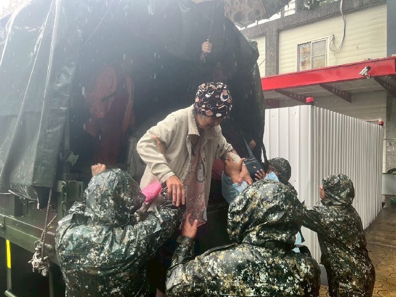 國軍第五作戰區官兵11日持續配合苗栗縣政府執行災民預防性撤離任務。(國軍第五作戰區提供)