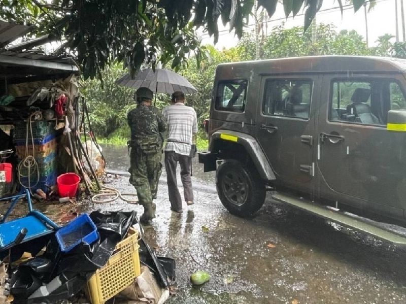 國軍第四作戰區11日協助高雄六龜區公所實施預防性撤離。(國軍第四作戰區提供)