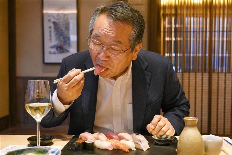 日本一名70歲男子退休後狂吃美食,5年來胖了30公斤,甚至罹糖尿病初期,醫師提醒他,恐面臨失明、洗腎、足部截肢等後果。(示意圖/AI製圖)
