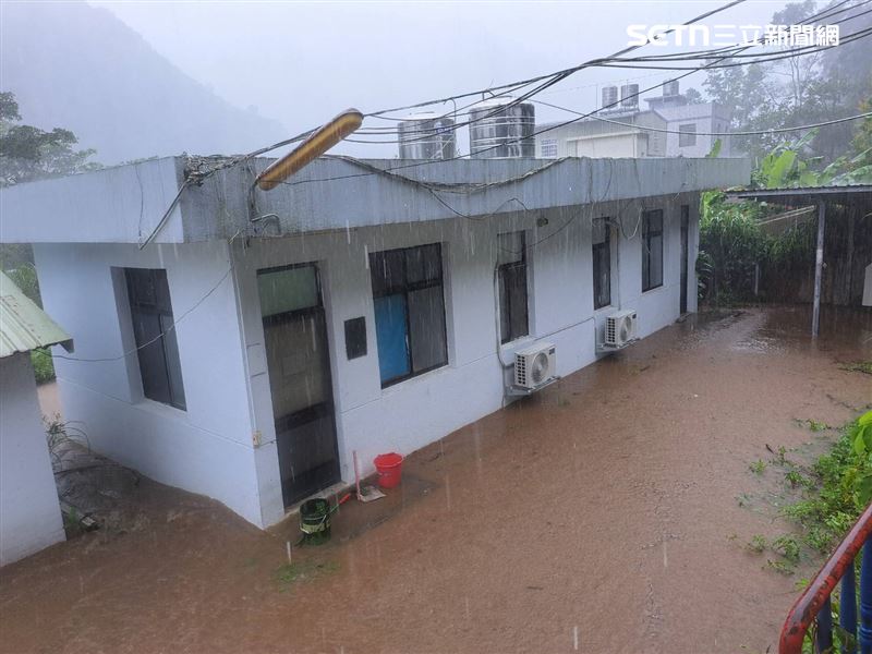 新竹縣尖石鄉降下暴雨,那羅溪暴漲,泥水灌進那羅派出所。(圖/翻攝畫面)