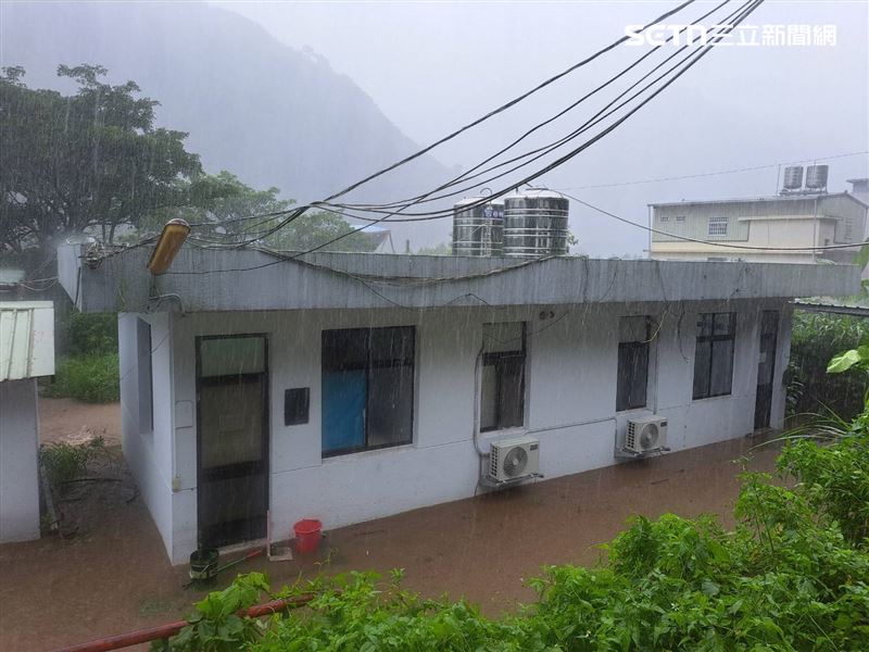 新竹縣尖石鄉降下暴雨,那羅溪暴漲,泥水灌進那羅派出所。(圖/翻攝畫面)