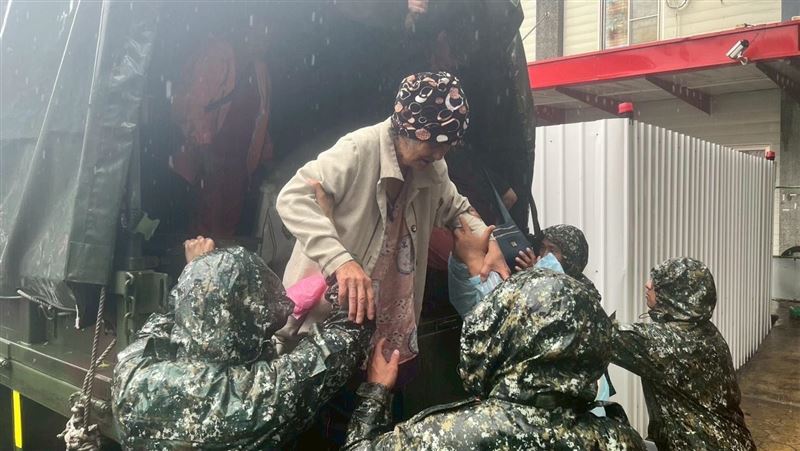颱風巴威挾豪雨　國軍四五作戰區協助撤離