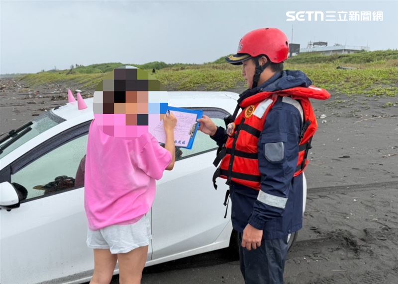 颱風天玩命觀浪,海巡署北部分署今日在新北、宜蘭開出8張舉發單。(圖/翻攝畫面)